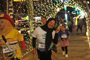 BIB: 385, 440, 4365
                            <button type="button" onclick="openModal(26274692)" class="btn btn-primary btn-sm float-right btn-popup" data-toggle="modal" data-target=".modal-high-quality">
                        <i class="fas fa-shopping-cart"></i> Add to Cart
                    </button>
                                            <button type="button" onclick="isThisMe(26274692, true)" class="btn btn-success btn-sm float-right btn-popup btn-isme hidden" data-toggle="tooltip" data-placement="bottom" title="นี่คือรูปของคุณใช่ไหม คลิกที่นี่เพื่อเอาเข้าอัลบั้ม">
                        <i class="fas fa-plus"></i> Add to album
                    </button>
                    <button type="button" onclick="isThisMe(26274692, false)" class="btn btn-warning btn-sm float-right btn-popup btn-isnotme hidden">
                        <i class="fas fa-ban"></i> Remove from album
                    </button>